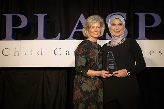 Lobna Ajaini receiving the Sylvia Leal Award